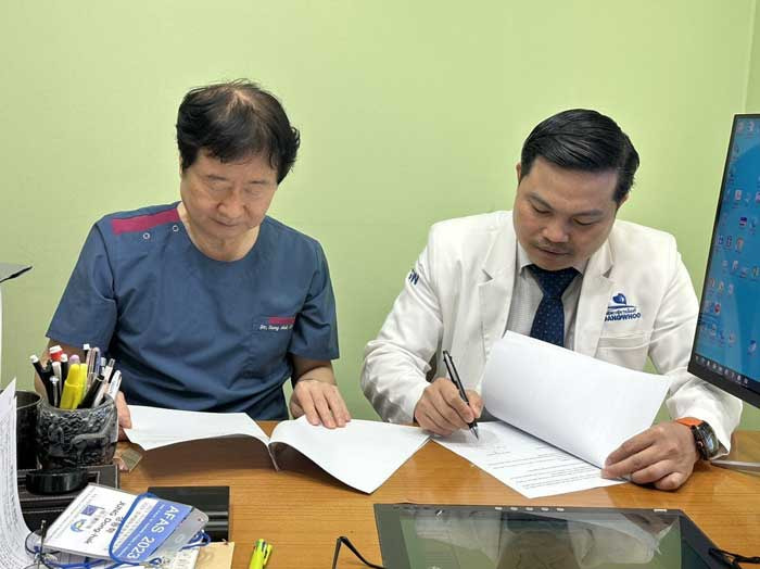 BS Phùng Mạnh Cường ký kết chuyển giao công nghệ tại Hàn Quốc