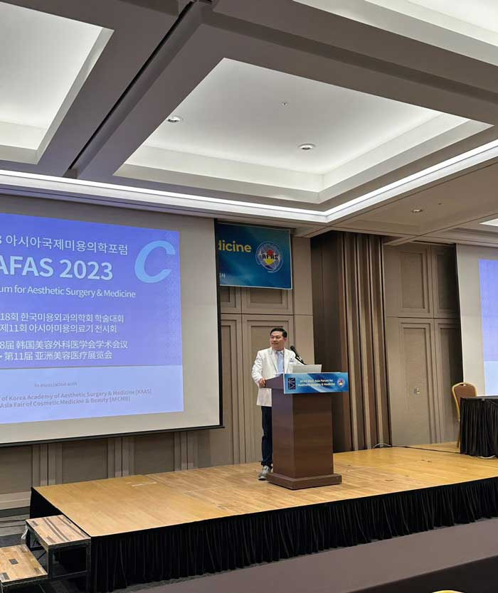 BS Phùng Mạnh Cường thường xuyên tham gia các hội nghị thẩm mỹ Quốc Tế