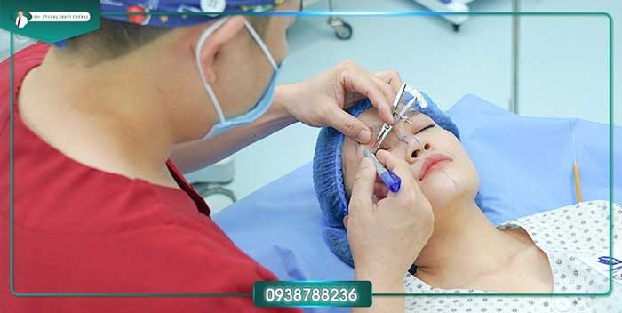 Bác sĩ Cường trực tiếp thăm khám cho khách hàng