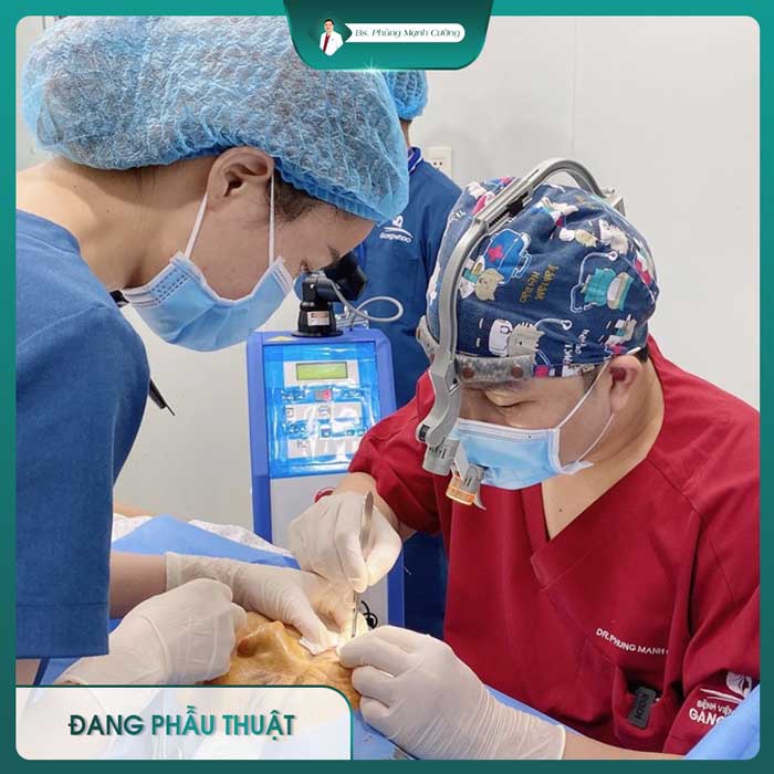 BS Phùng Mạnh Cường trực tiếp thực hiện nâng ngực bằng mỡ tự thân