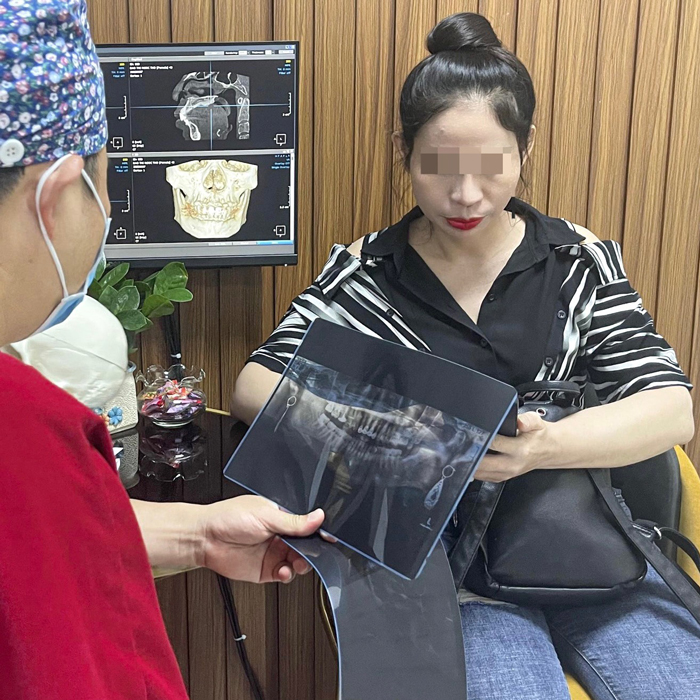 Chỉnh Dị Tật Mũi - Giải Pháp "Cứu Cánh" Cho Mũi Biến Dạng 14 Bác sĩ Phùng Mạnh Cường thăm khám mũi dị tật bẩm sinh