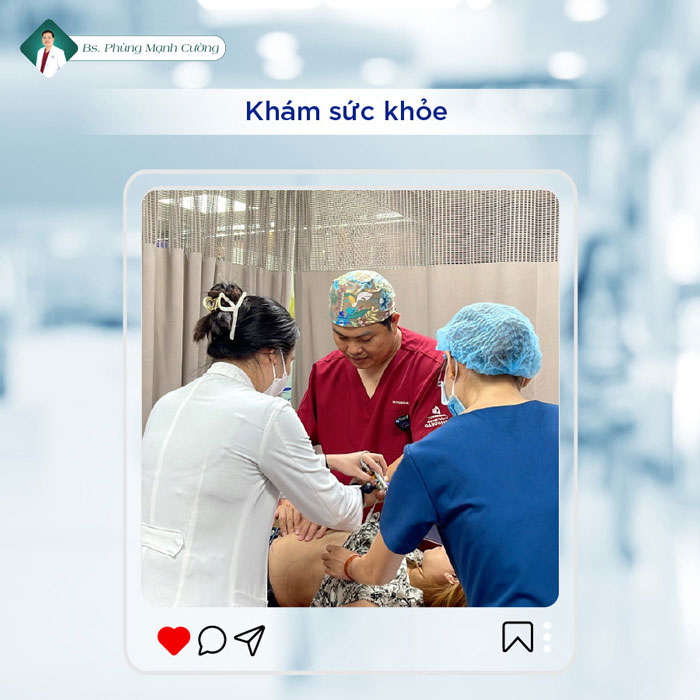 Bác sĩ Cường tư vấn và thăm khám cho khách hàng