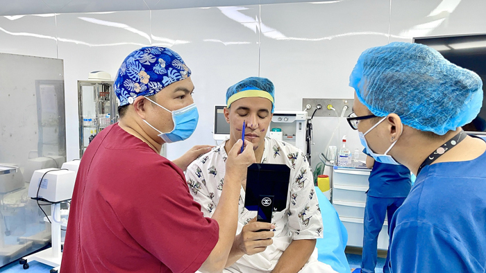 Bác sĩ Phùng Mạnh Cường sẽ trực tiếp thăm khám tư vấn cho khách hàng